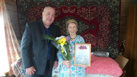 Глава сельского поселения Сынбулатов Ю.И. поздравил с 95 - юбилеем Рахмангулову Латыфу Абдулловну жительницу с.Якшимбетово
