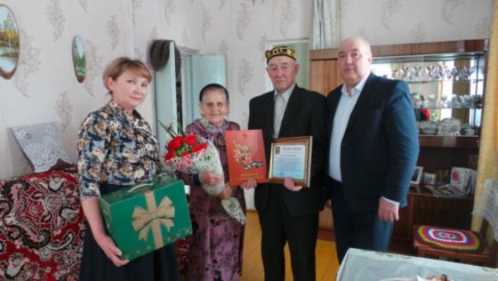 Глава сельского поселения тепло поздравил супружескую пару  из с.Якшимбетово Исламгуловых Ахтяма Хайбулловича и Лену Бариевну с 60-летним юбилеем совместной жизни